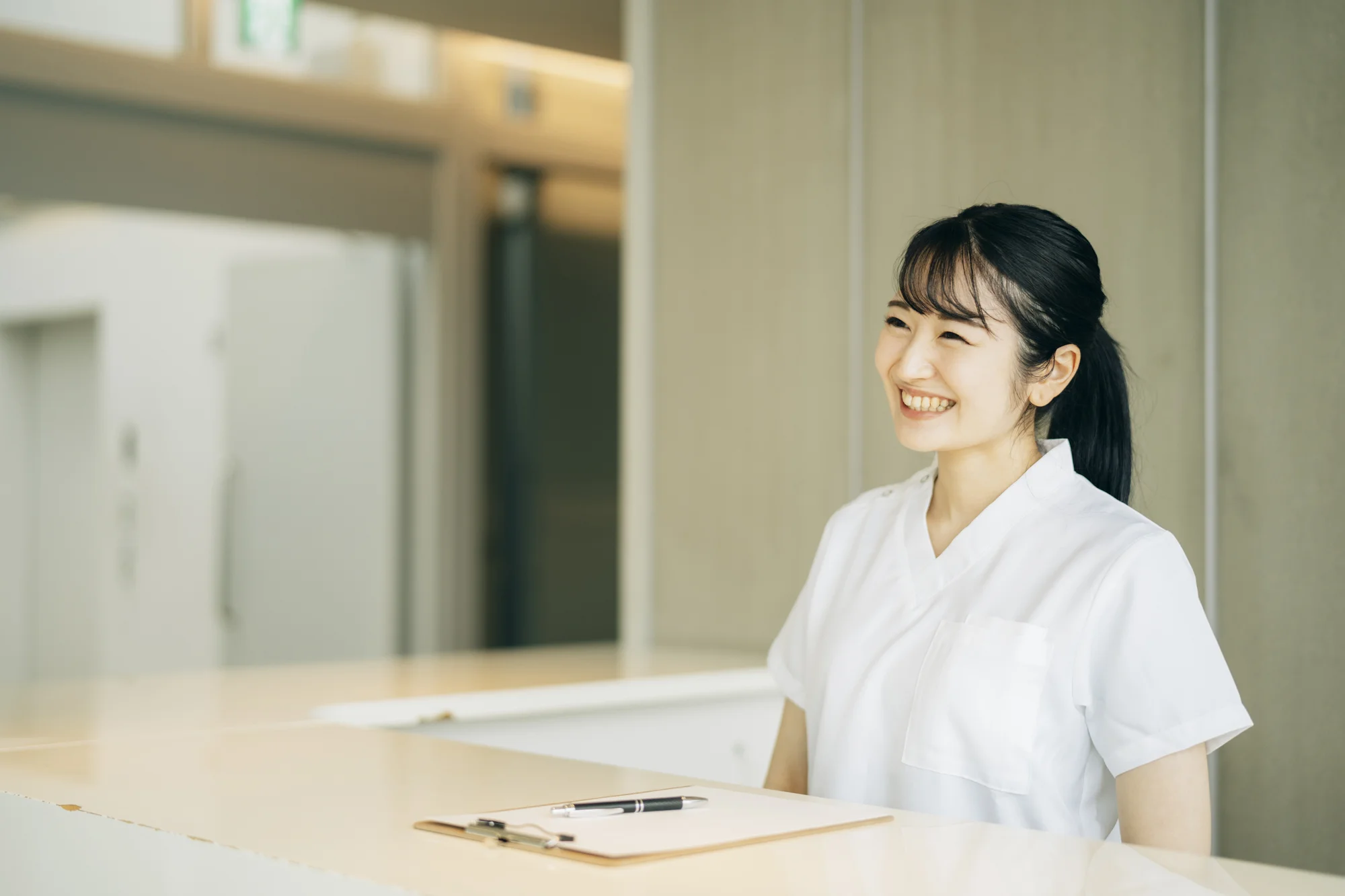 受付、問診表の記入