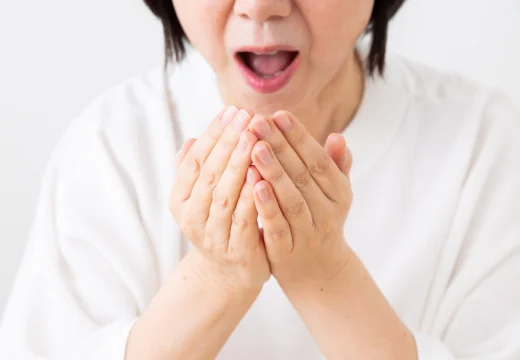 口臭が気になる女性