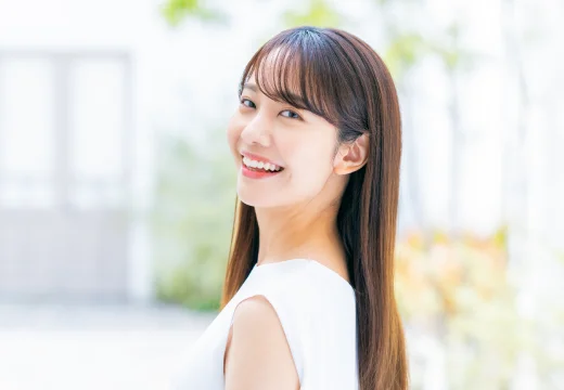 口元を気にする女性